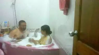 Shower Bath With Mature Bhabhi In Bath Tub - Indian Porn Tube Video