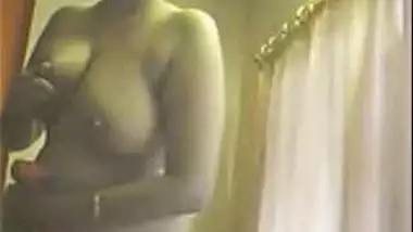 Nri aunty removes towel & stands naked on cam