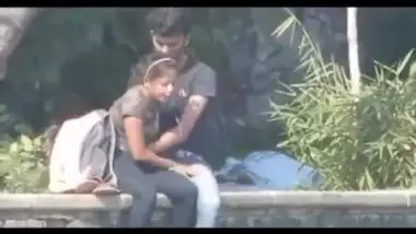 Secretly Fingering In Public - A Bold Public Blowjob And Pussy Fingering At Delhi - Indian Porn Tube Video