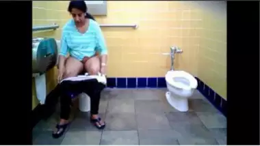 Punjabi Wife Toilet Pissing - Sexy Marathi Aunty Peeing In Public Toilet - Indian Porn Tube Video