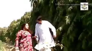 Chudachudi Xx Funny Videos - Desi Bhabhi Has Funny Affair In Fields - Indian Porn Tube Video