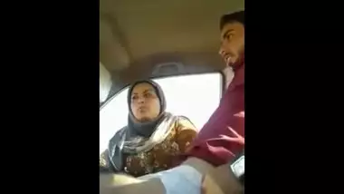 Indian Muslim Aunty Having Fun In Car - Indian Porn Tube Video