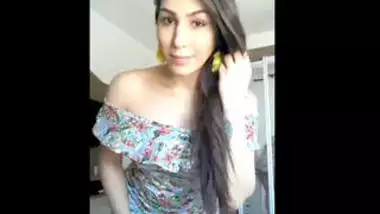 Desi girl show her boobs and suck her bf dick