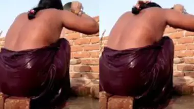 Bhabi Bathing Outdoor Make Videos for Hubby