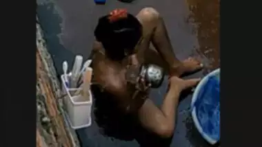 Sex Videos Bathing With Husband - Desi Bhabhi Bathing Secretly Captured - Indian Porn Tube Video