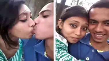 Chut Ki Kiss - Hot Desi College Girl Kissing At Park - Indian Porn Tube Video