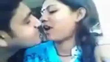 Xxx Sundar Kiss - Sexy Desi Couple Deep Kiss With Chewin Gum Swap - Indian Porn Tube Video