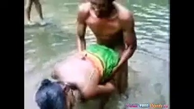 Nahate Nahate Sex - Bangali Teen Girl Se River Mai Nahate Hue Sex Masti - Indian Porn Tube Video