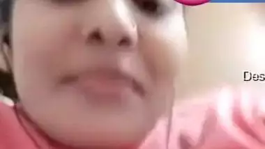 Pretty Desi woman lifts pink top to show boobs during the porn video call