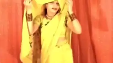 Yellow Girlsex - Hindu Girl In Yellow Saree Tease - Indian Porn Tube Video