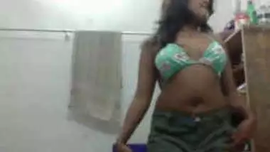 Desi moves her sex body wearing a green bra and dancing in XXX way