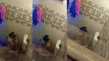 Perverted Indian cameraguy films his naked girlfriend pissing