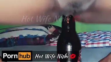 Chut Me Beer Ki Botal - Sri Lankan Hot Wife Having Fun By Inserting A Beer Bottle To Her Pussy -  Indian Porn Tube Video