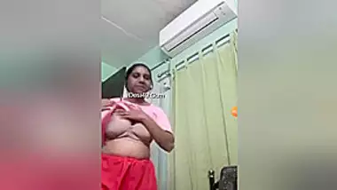 Today Exclusive- Sexy Bhabhi Showing Boobs On Video Call