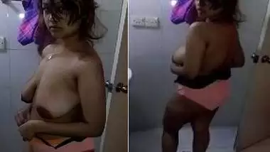 Viral desi girl nude before lover in bathroom