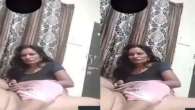 Viral Indian mature slut handling customer dick