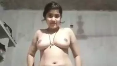 Desi girl makes solo XXX video of herself stripping down under the fan